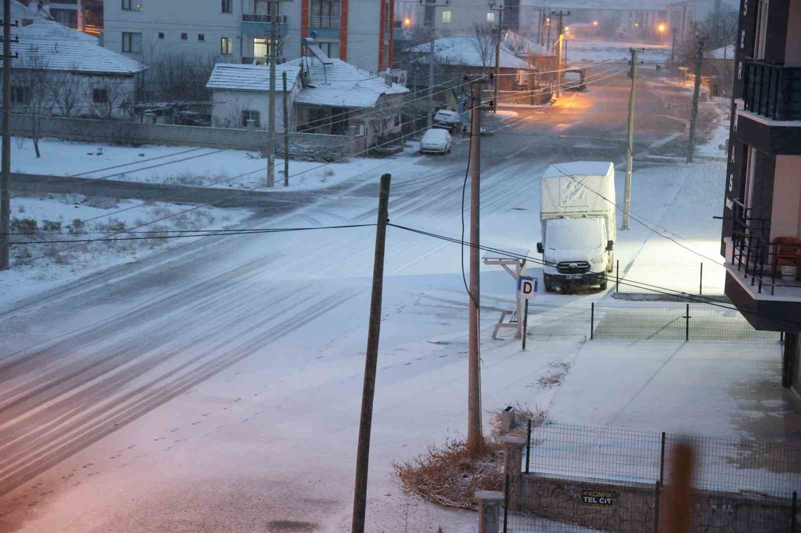 Aksaray’da kar yağışı etkili oluyor