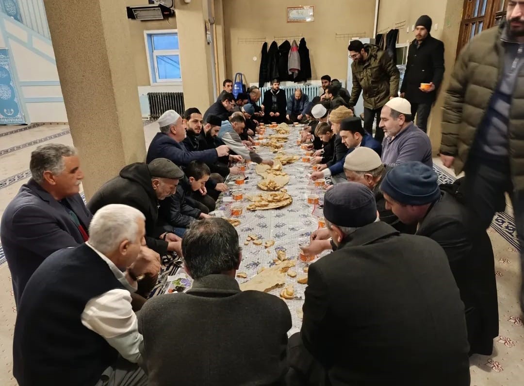 Sabah namazında vatandaşlara halise ikram edildi
