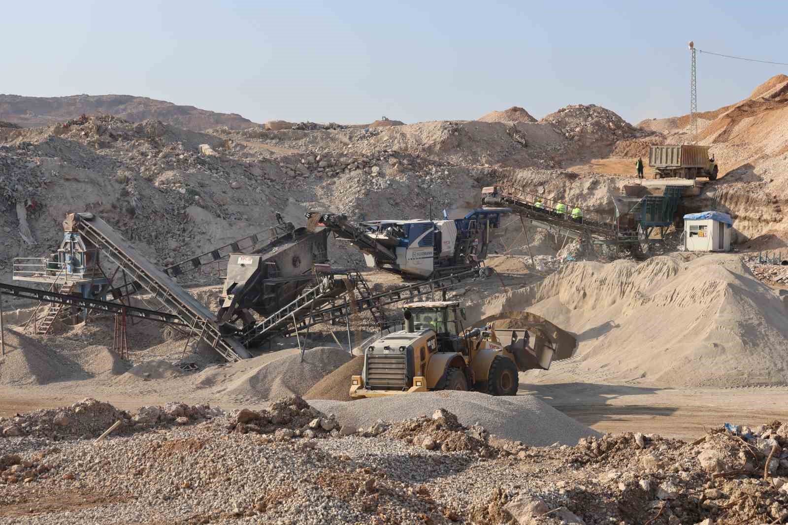 Depremin vurduğu Hatay’da, enkaz döküm sahasında saatte 500 ton enkaz atığı geri dönüştürülüyor