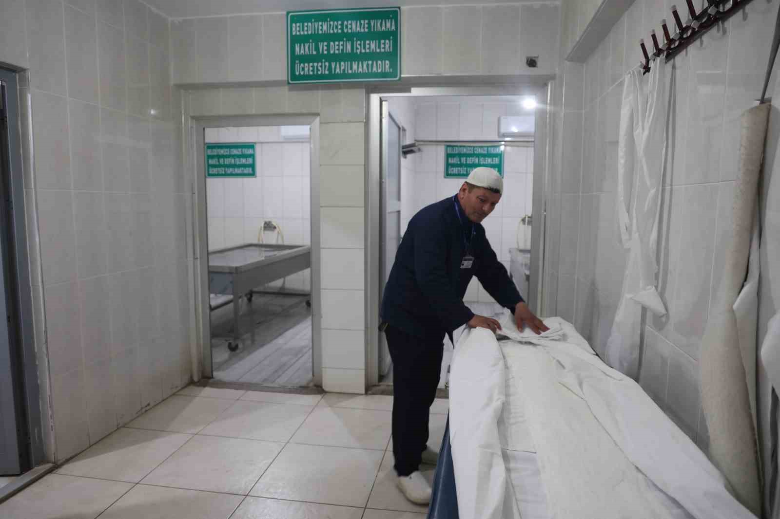 Diyarbakır’da depremde günde ortalama 40 cenaze yıkayan gassal konuştu: "Manevi bir koku vardı, buna şahit olduk"