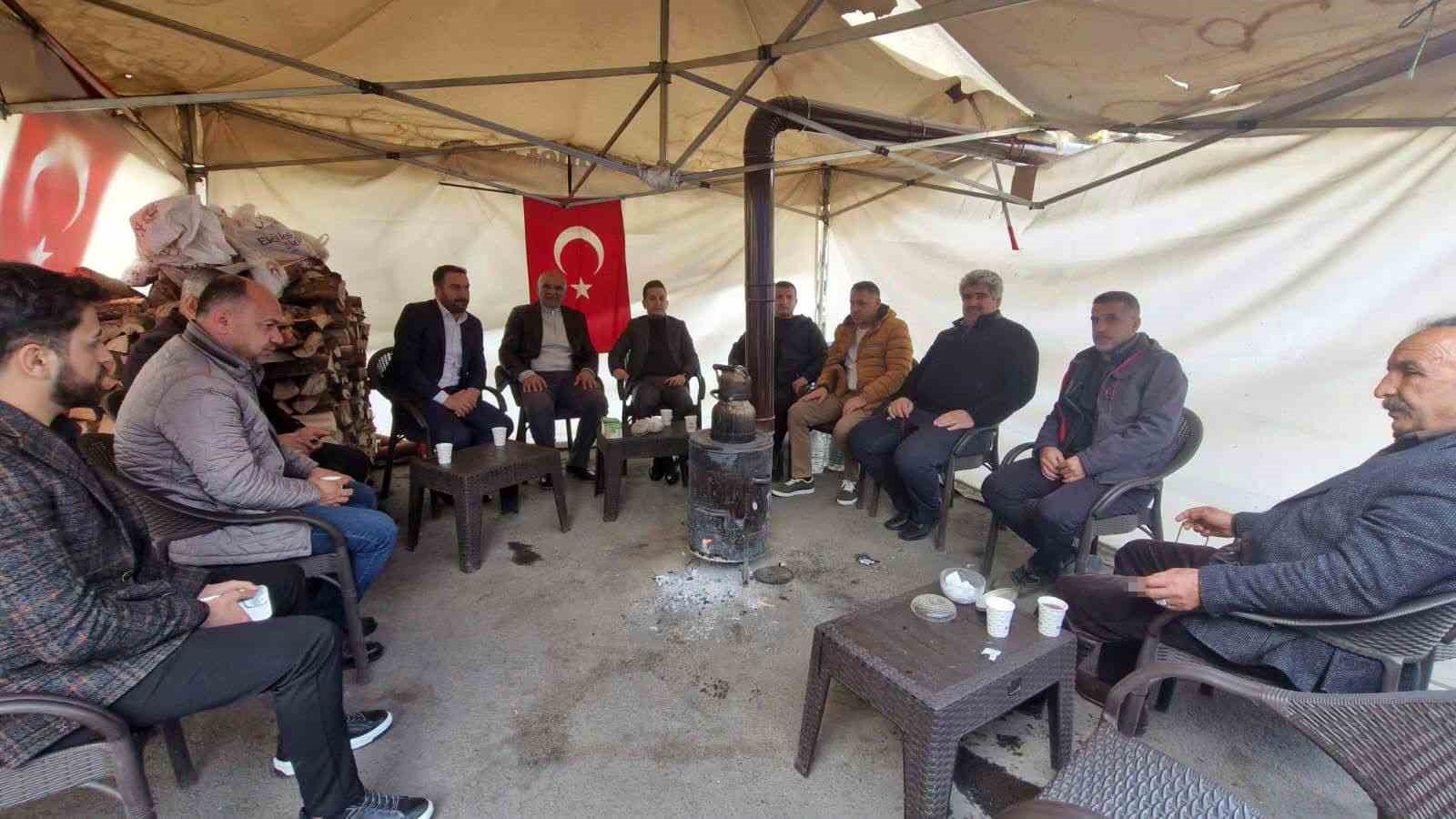 HAK-İŞ Diyarbakır İl Başkanı Aküzüm, DEM’li belediyelerin işten çıkardığı mağdurlarla görüştü