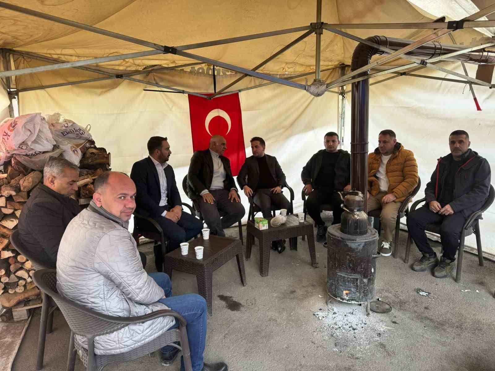 HAK-İŞ Diyarbakır İl Başkanı Ak&uuml;z&uuml;m, DEM&rsquo;li belediyelerin işten &ccedil;ıkardığı mağdurlarla g&ouml;r&uuml;şt&uuml;
