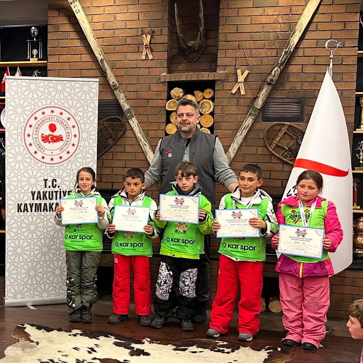 Kar taneleriyle kayak öğrendiler