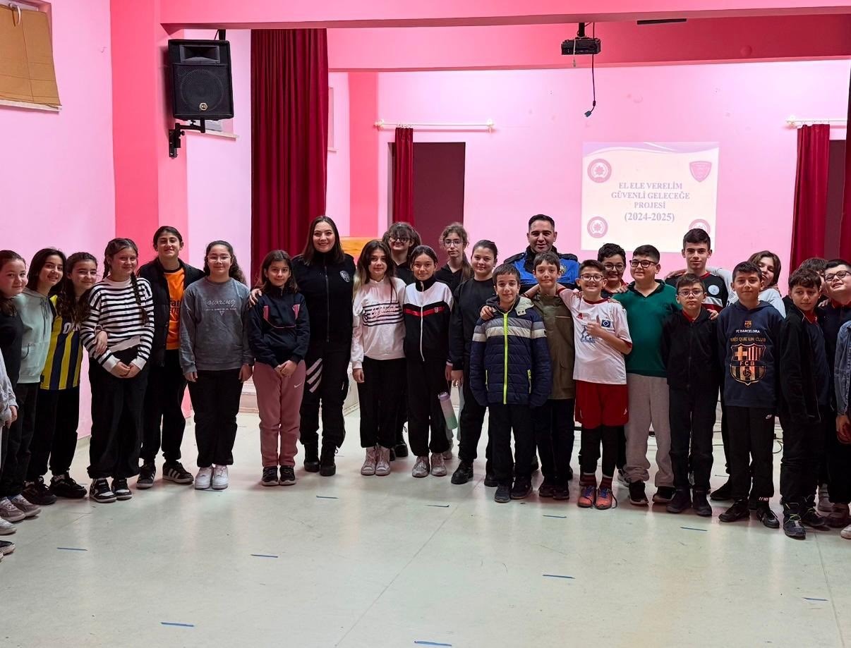 250 ortaokullu &ouml;ğrencilere bilgilendirme yapıldı
