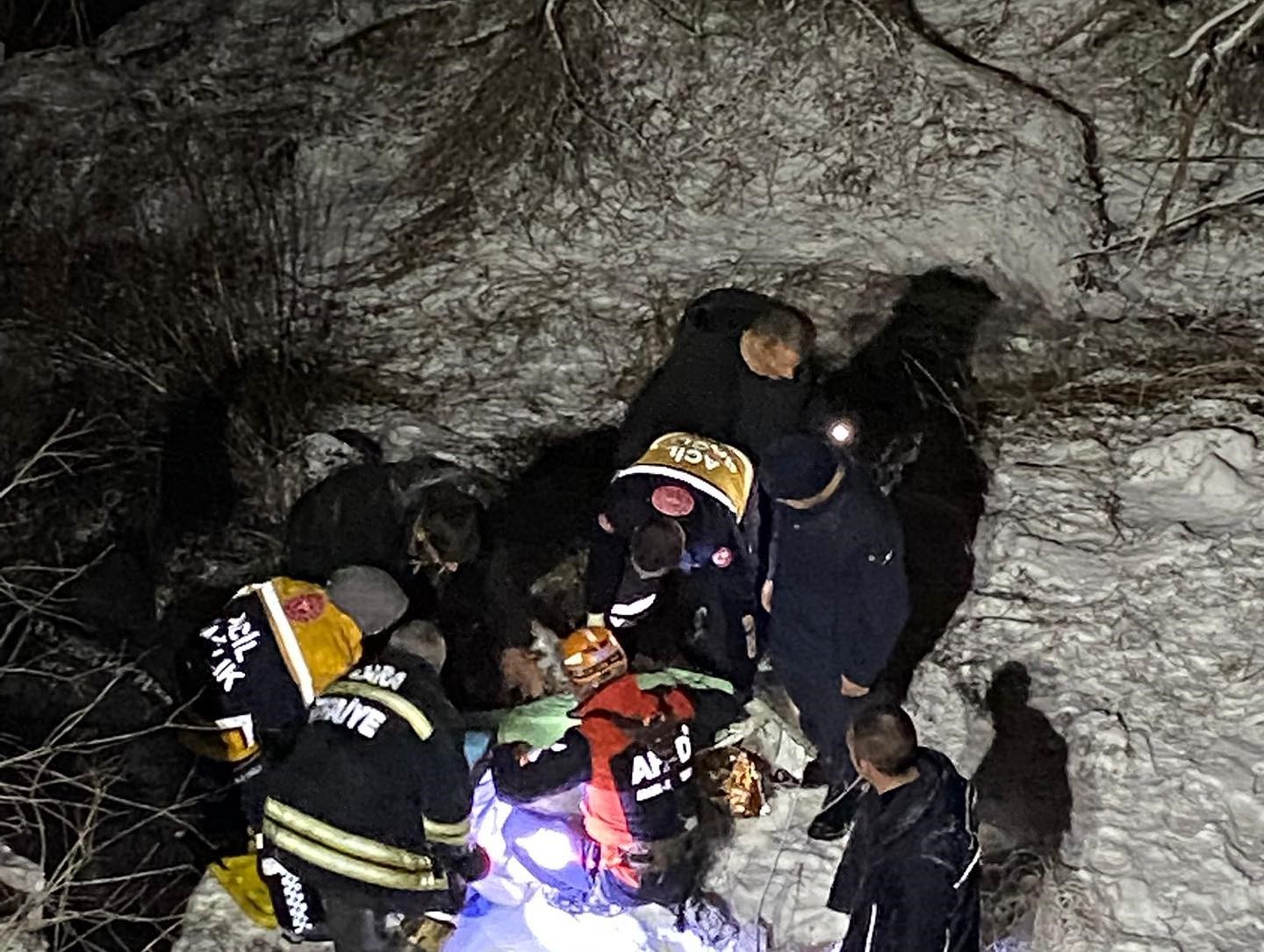 Otomobil şarampole devrildi, yaralılar AFAD ekiplerince çıkarıldı