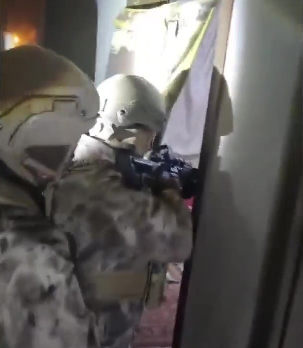 Adana merkezli 6 ilde g&ouml;&ccedil;men ka&ccedil;ak&ccedil;ılığı operasyonu: 17 g&ouml;zaltı
