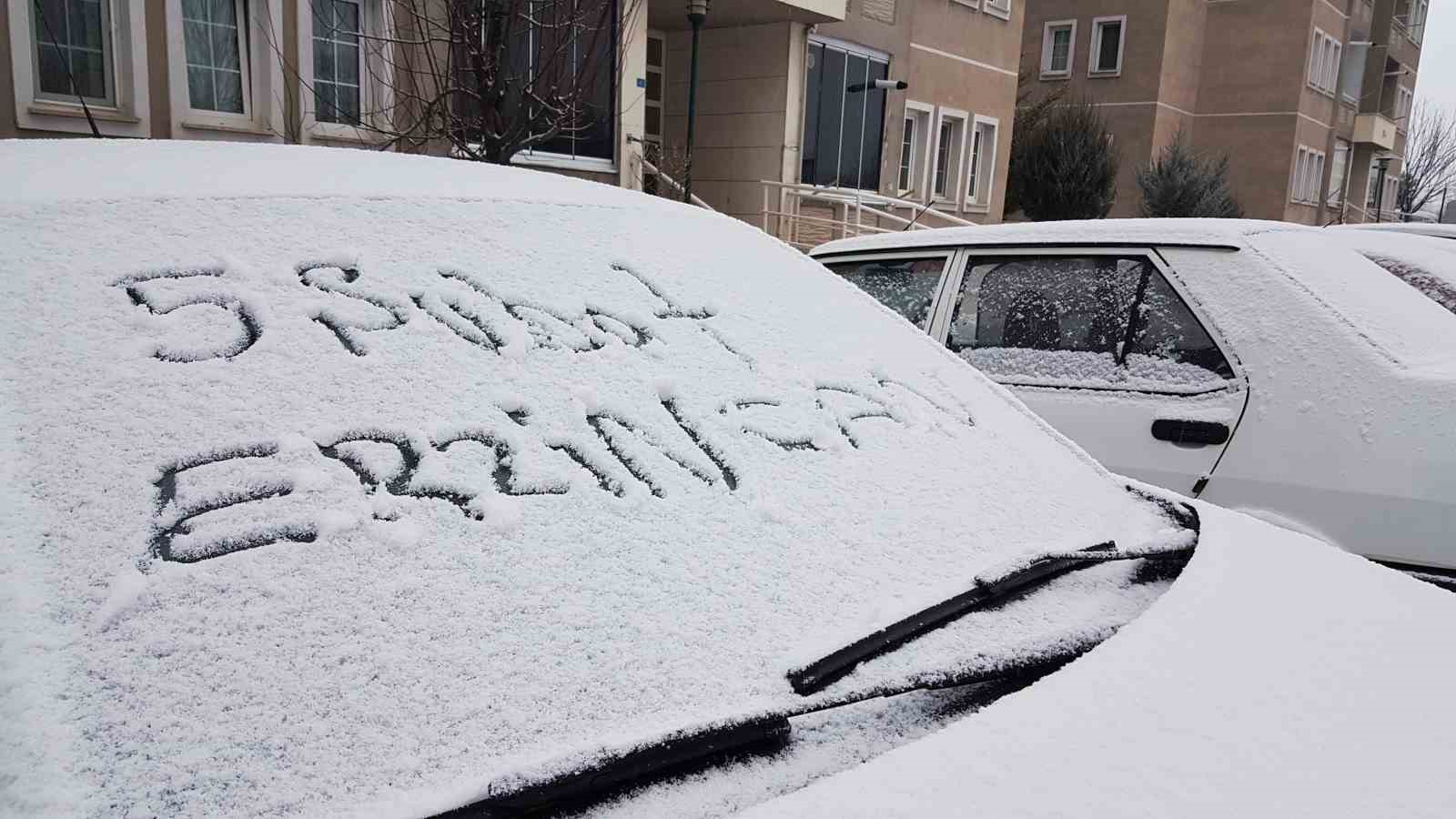 Erzincan g&uuml;ne kar yağışıyla uyandı, &ccedil;ocuklar karın tadını doyasıya &ccedil;ıkardı

