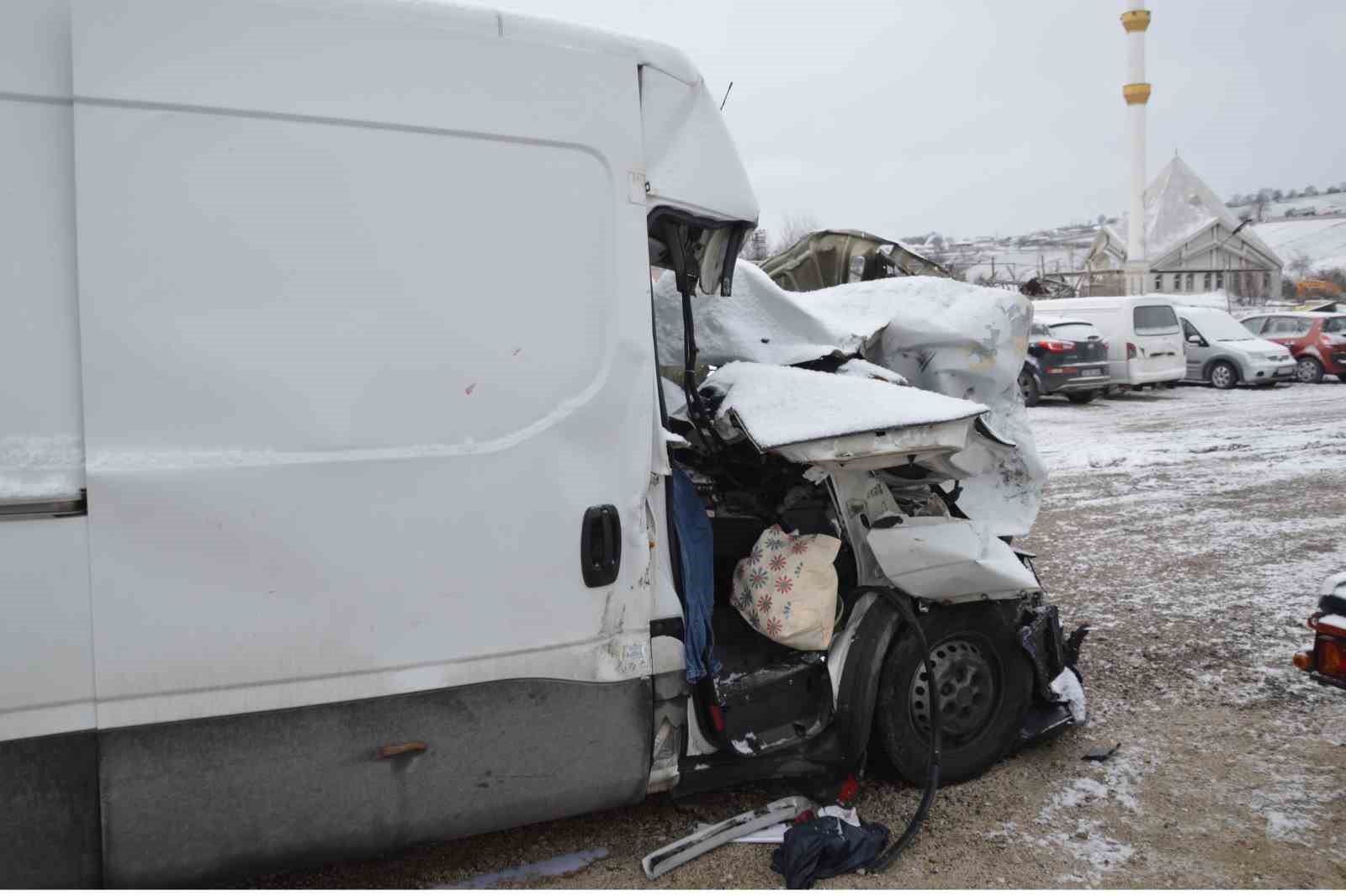 Samsun&rsquo;da feci kaza: Anne-kız &ouml;ld&uuml;, baba-oğul yaralı
