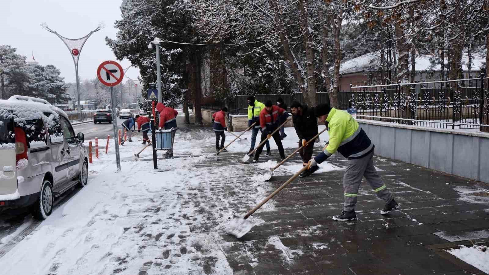 Erzincan&rsquo;da belediye ekipleri kar k&uuml;reme &ccedil;alışması yaptı
