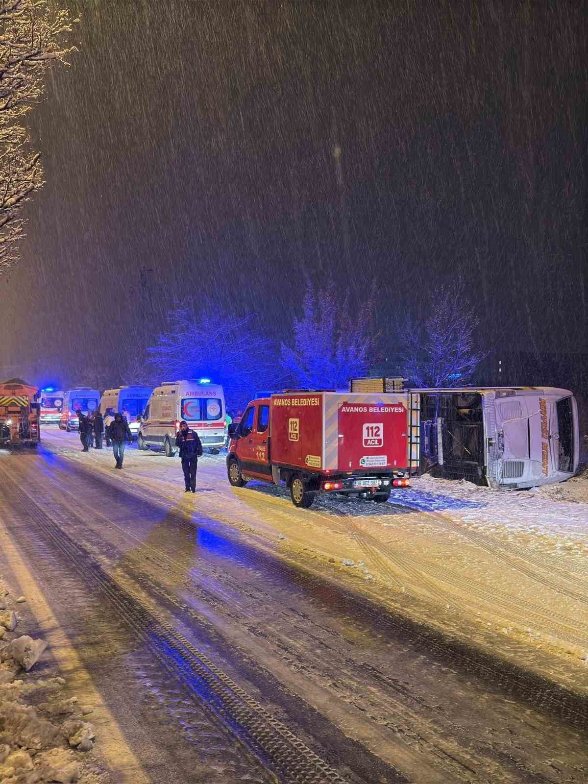 Nevşehir&rsquo;de buzlu yolda devrilen yolcu otob&uuml;s&uuml;ndeki 5 kişi yaralandı
