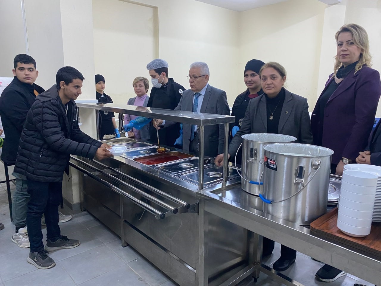Taşımalı &ouml;ğrencilerin yemekleri meslek liselilerden
