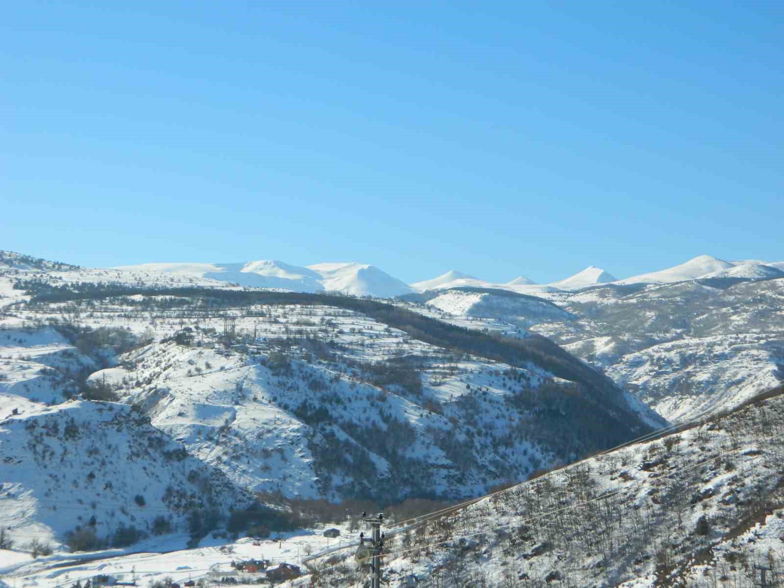 Posof g&uuml;ne karla uyandı
