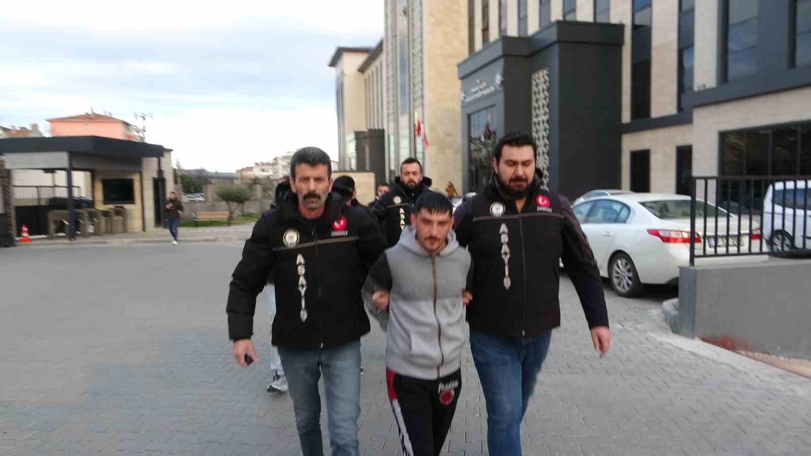 Çanakkale’de pompalı tüfekle bir kişiyi öldüren şüpheli adliyeye sevk edildi