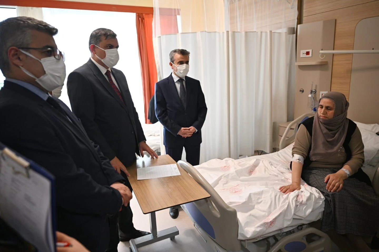 Vali &Ccedil;ift&ccedil;i, Şehir Hastanesi&rsquo;nde hastaları ziyaret etti
