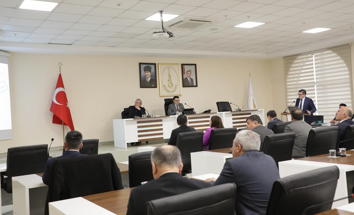 Vali Işın, "Hayvanları hapsetmeyelim, doğal yaşam alanları için projeler geliştirelim"