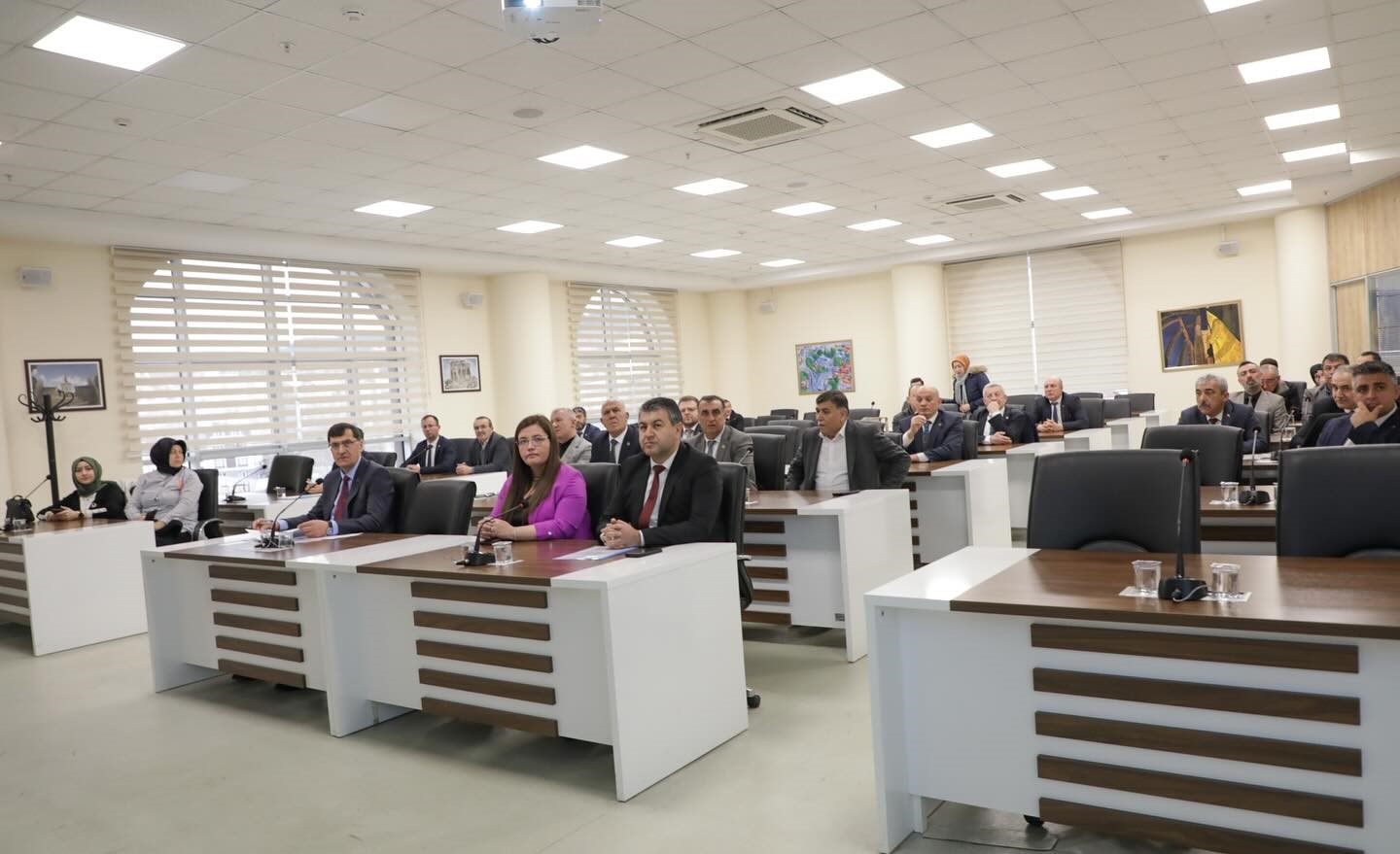 Vali Işın, "Hayvanları hapsetmeyelim, doğal yaşam alanları i&ccedil;in projeler geliştirelim"
