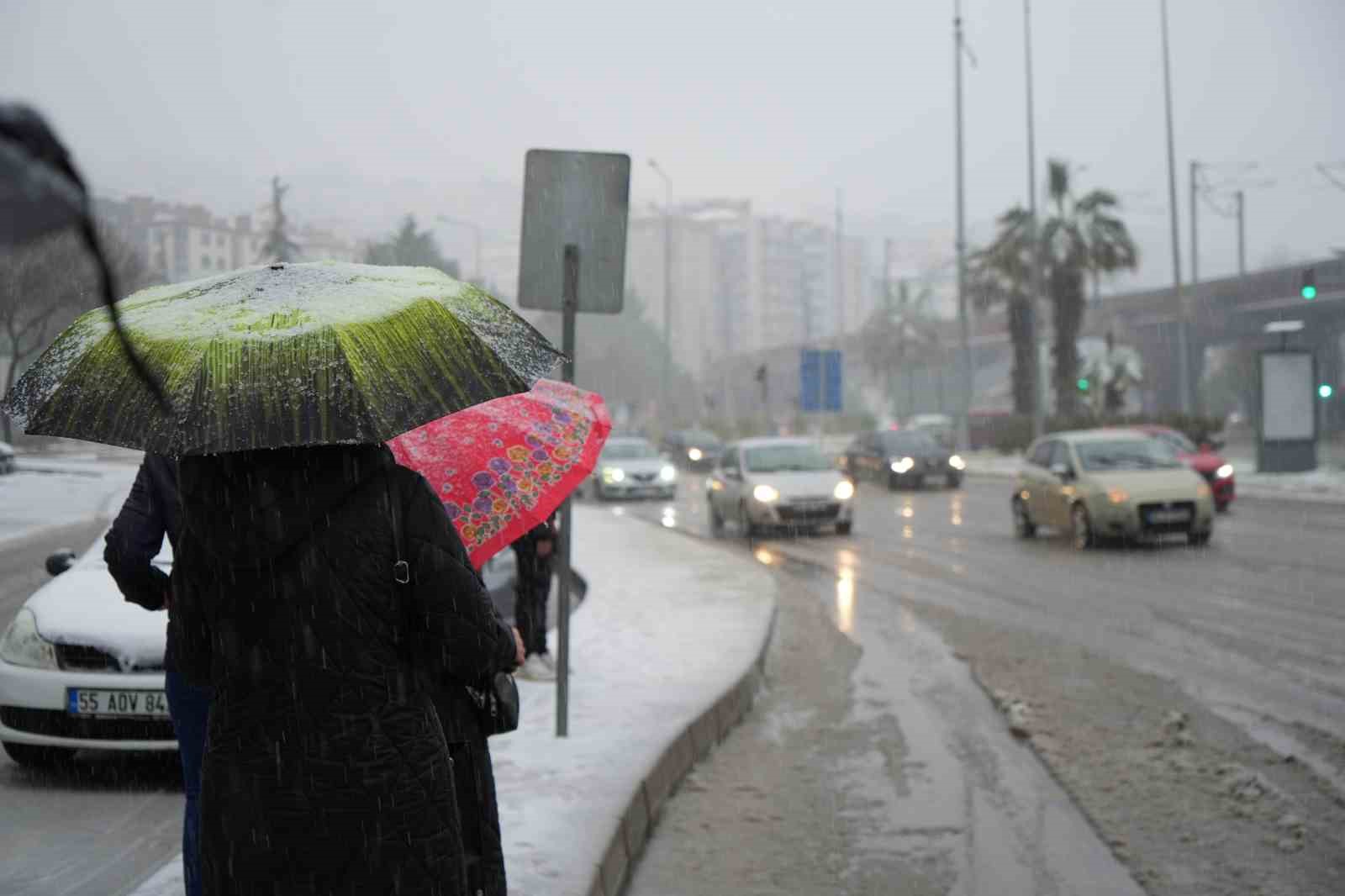 Samsun’a beklenen kar geldi