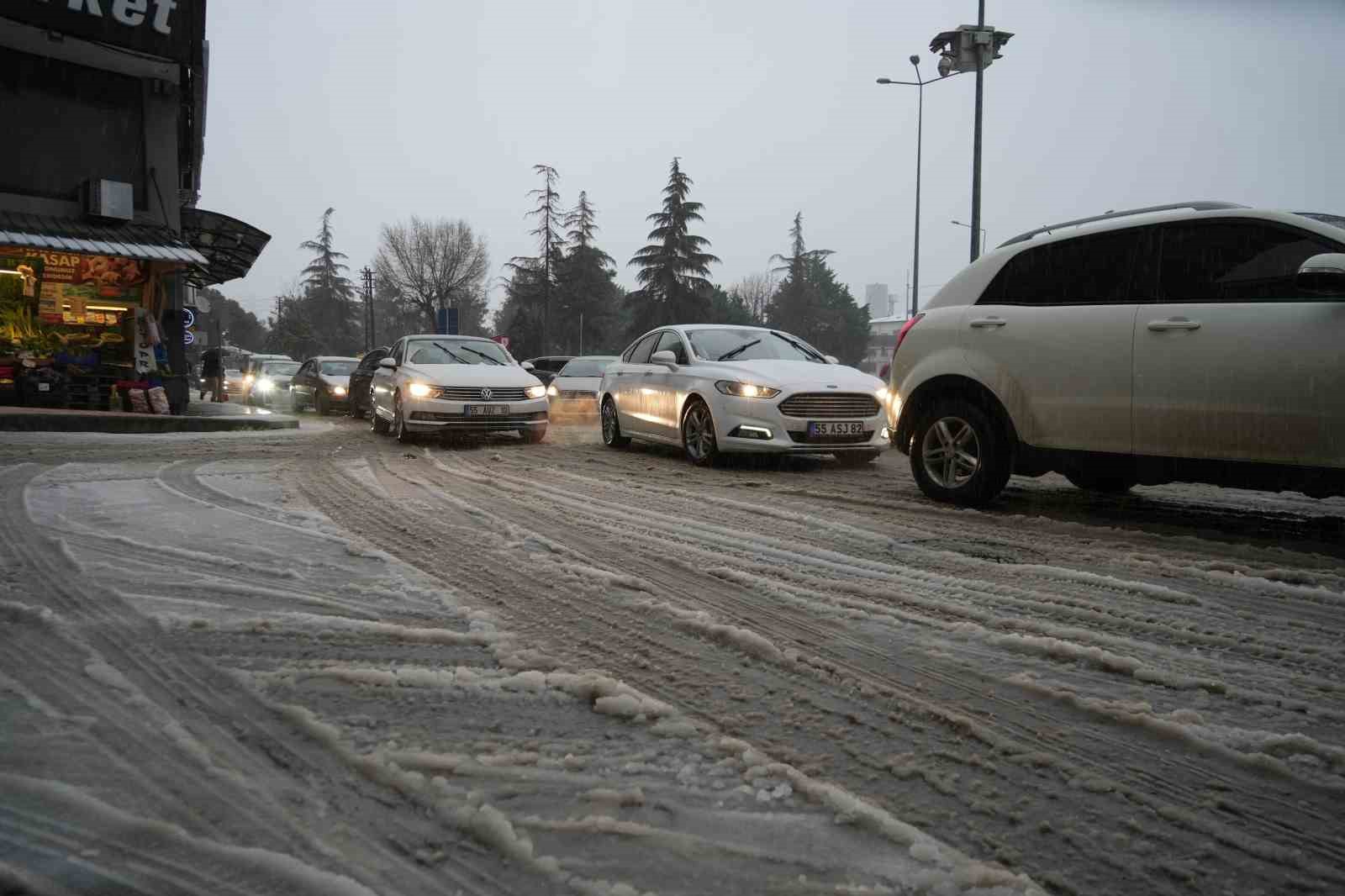 Samsun&rsquo;a beklenen kar geldi
