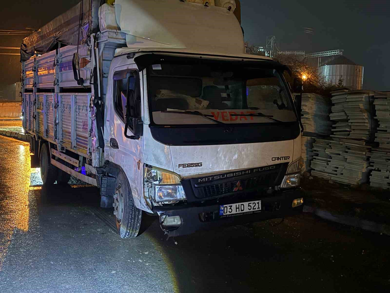 Kamyon ile minib&uuml;s&uuml;n &ccedil;arpıştığı kaza g&uuml;venlik kamerasında
