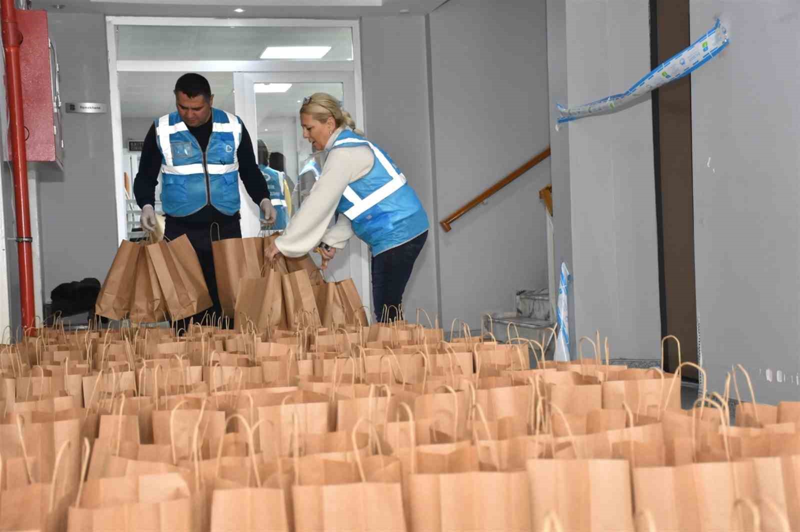 Balıkesir&rsquo;de beslenme &ccedil;antaları b&uuml;y&uuml;kşehir desteğiyle doluyor
