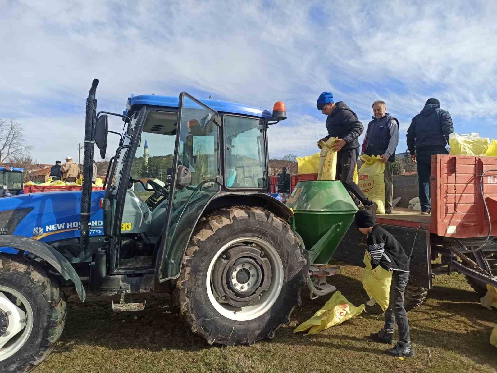 Kütahya’da 8 köyde yaklaşık 5 bin 500 dekar mera alanı gübrelendi
