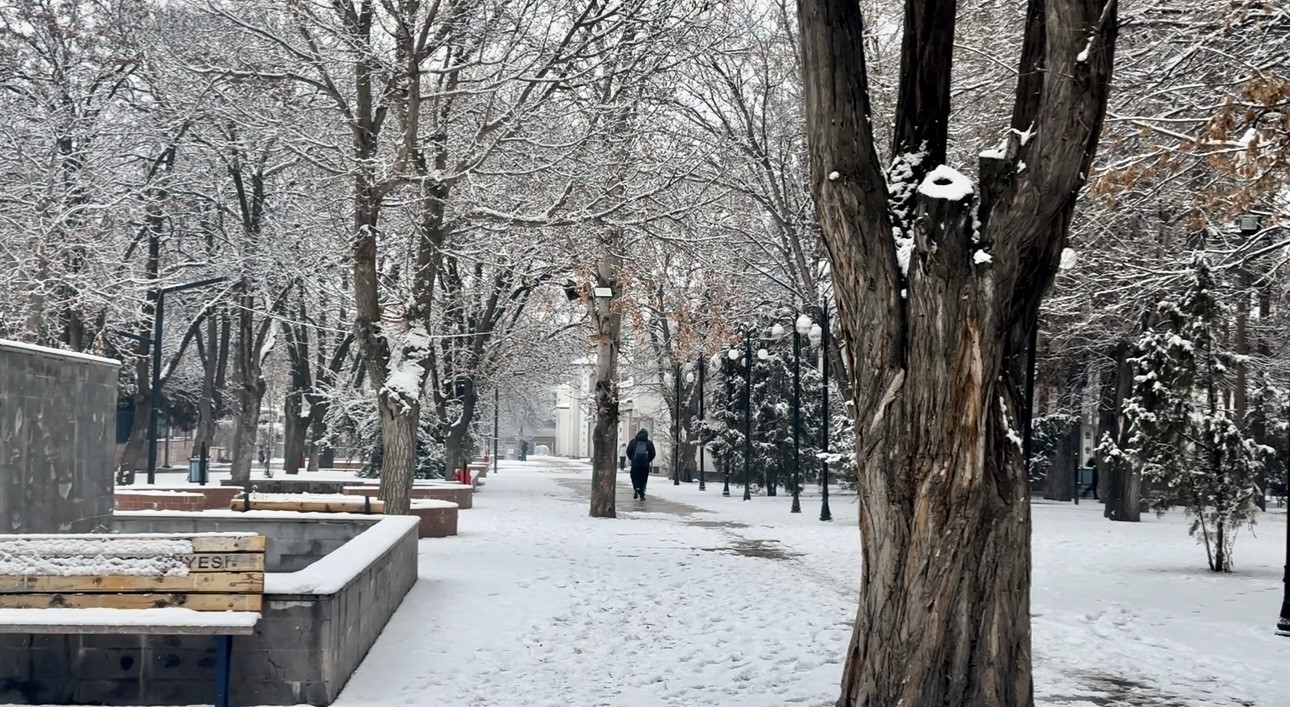 Erzincan&rsquo;da kar yağışı g&ouml;rsel ş&ouml;len oluşturdu: beyaza b&uuml;r&uuml;nen kentte &ccedil;ocuklar kartopu oynadı
