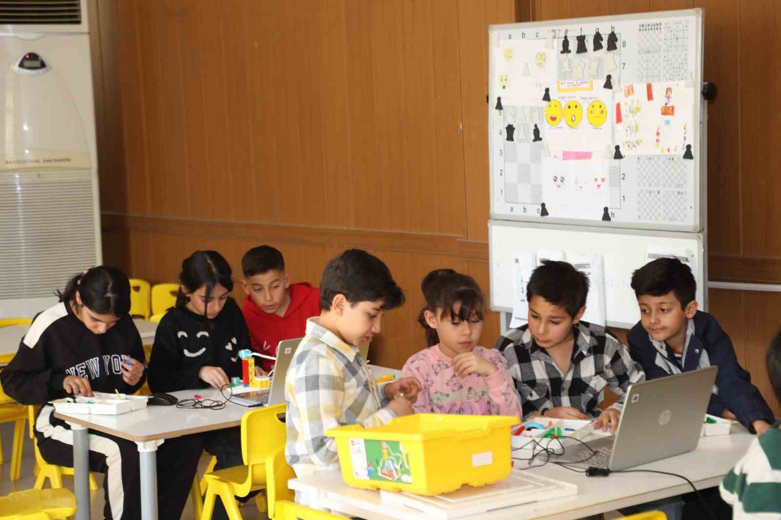 Nizip Bilim Merkezi&rsquo;nde &ccedil;ocuklar geleceğe umutla bakıyor
