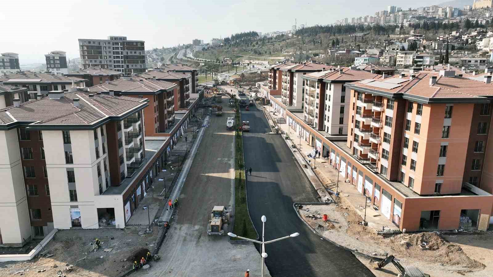 B&uuml;y&uuml;kşehir yapımı biten konutların yollarını asfaltlıyor
