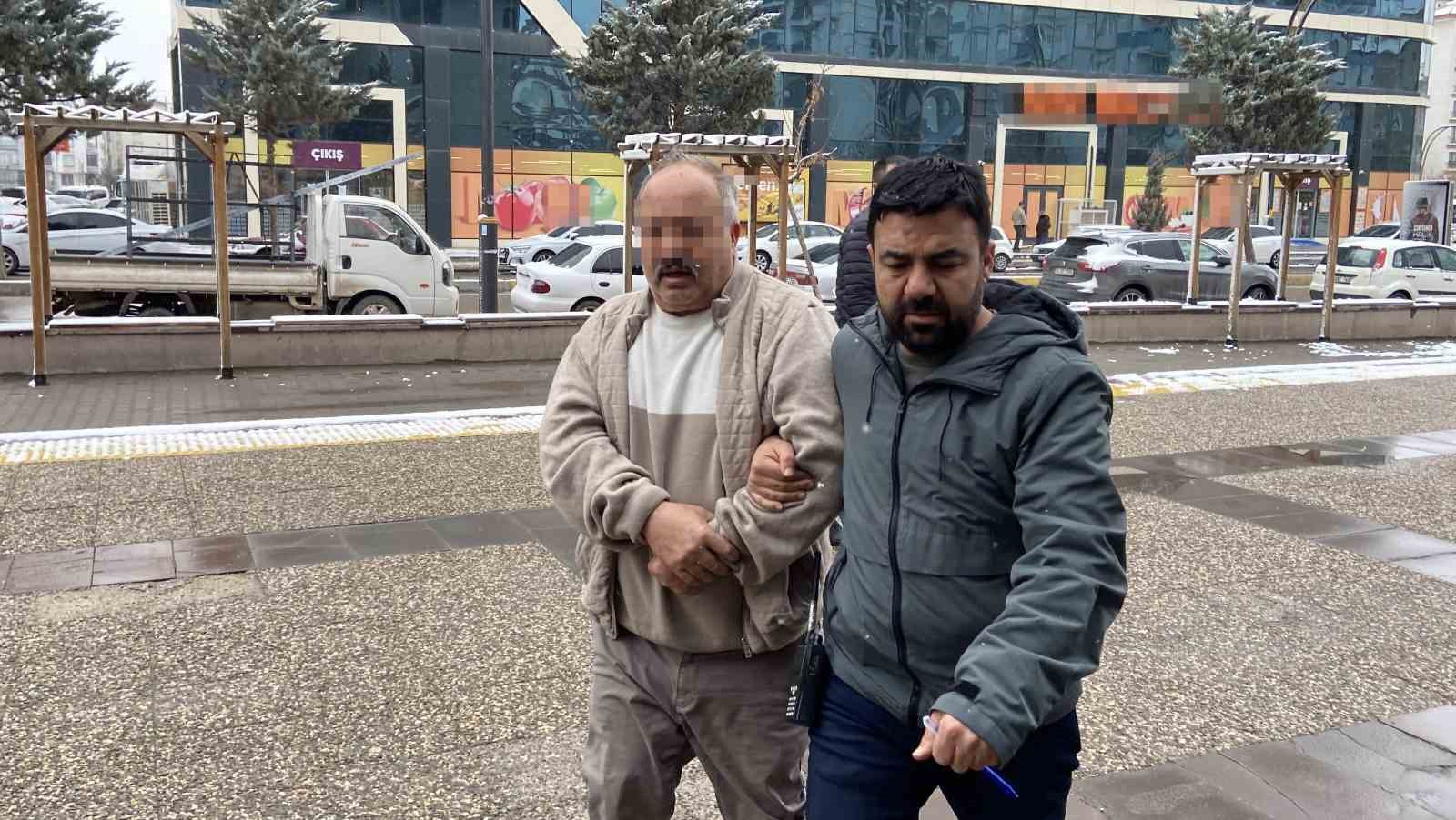 Kardeşi ve yeğenini bıçaklayan şahıs adliyede