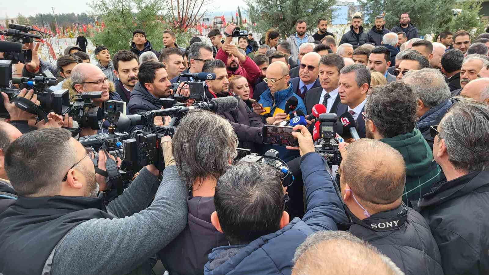 CHP Genel Başkanı Özel, Adıyaman’da deprem şehitliğine karanfil bıraktı
