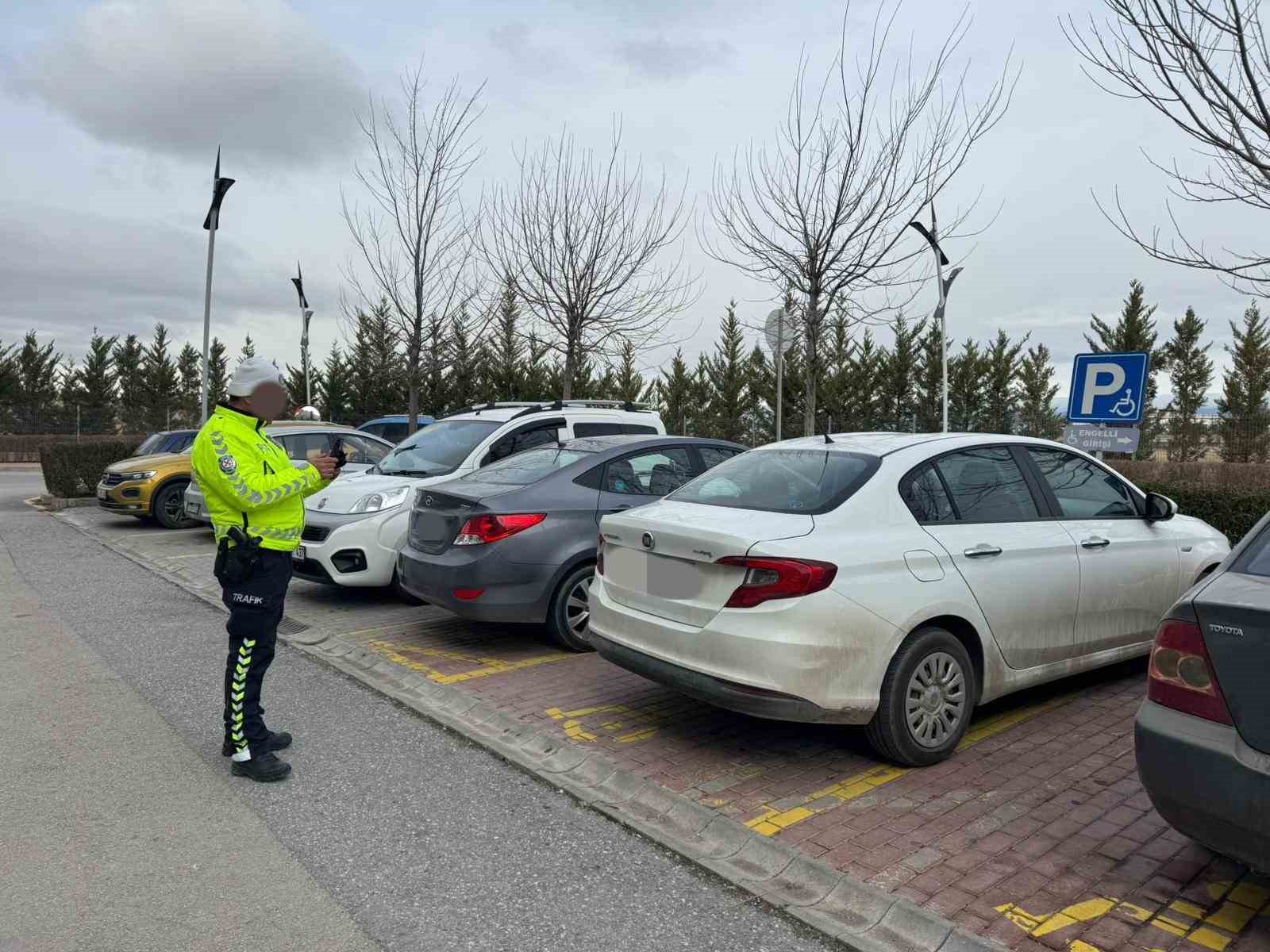 Hatalı araç park eden 241 sürücüye ceza yazıldı