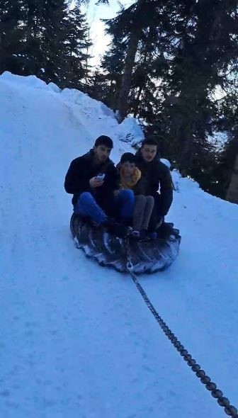 Artvinli gençlerden şambrelle kayak keyfi