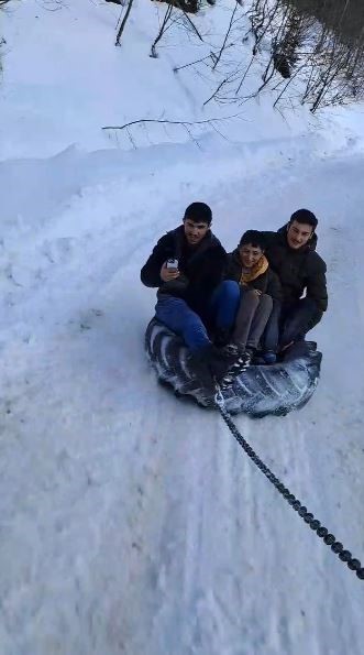 Artvinli gençlerden şambrelle kayak keyfi