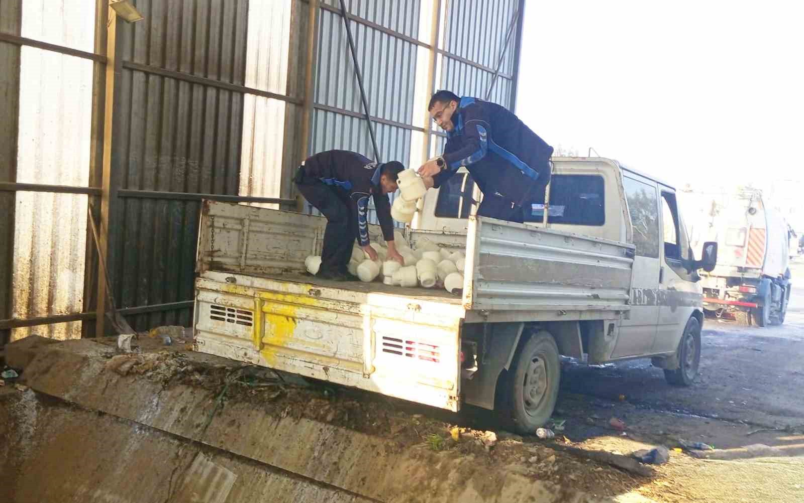 Tarsus’ta halk sağlığını tehdit eden 1.5 ton peynir ele geçirildi
