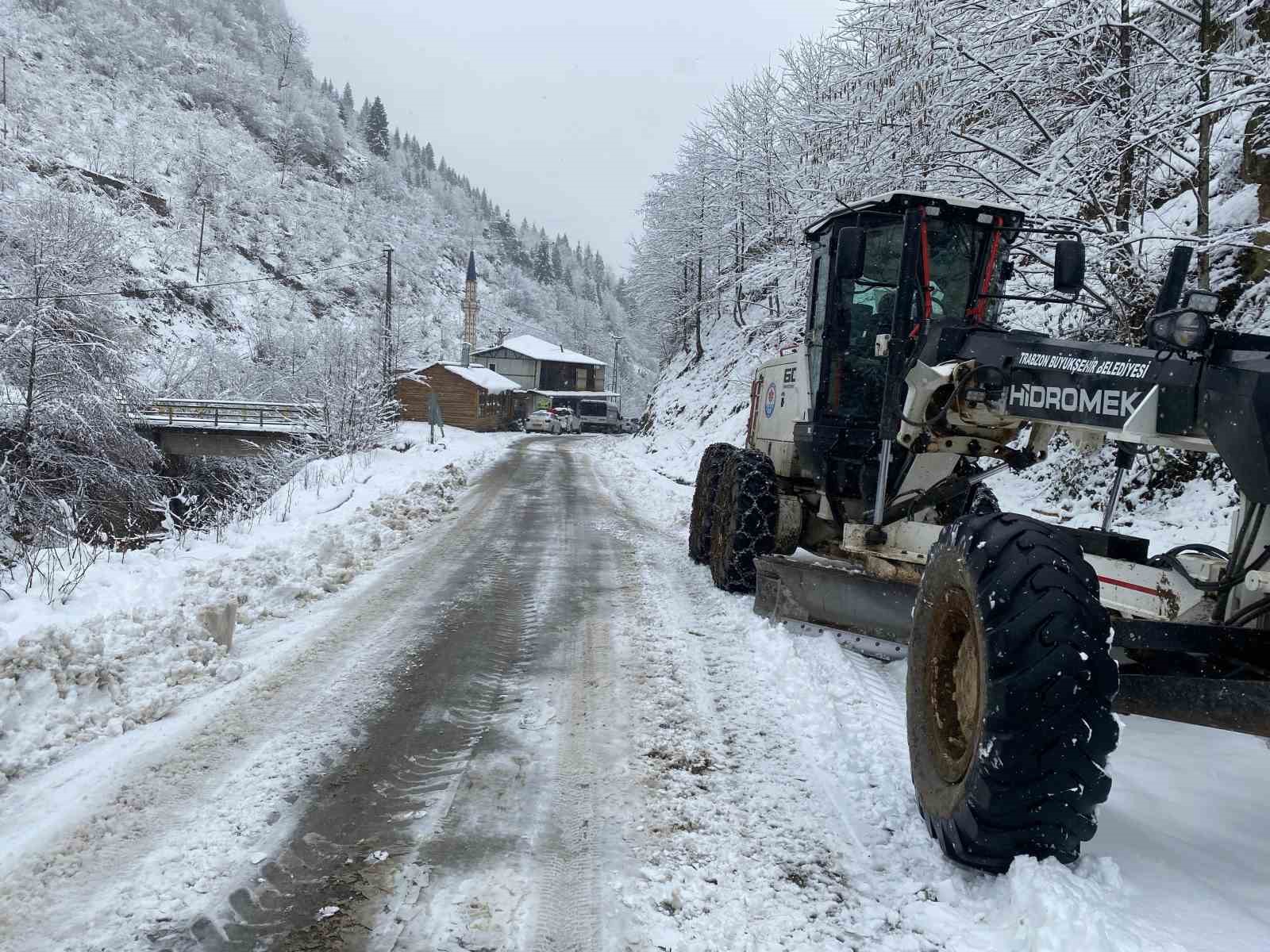 Trabzon’da kar nedeniyle kapanan mahalle yolları ulaşıma açılıyor