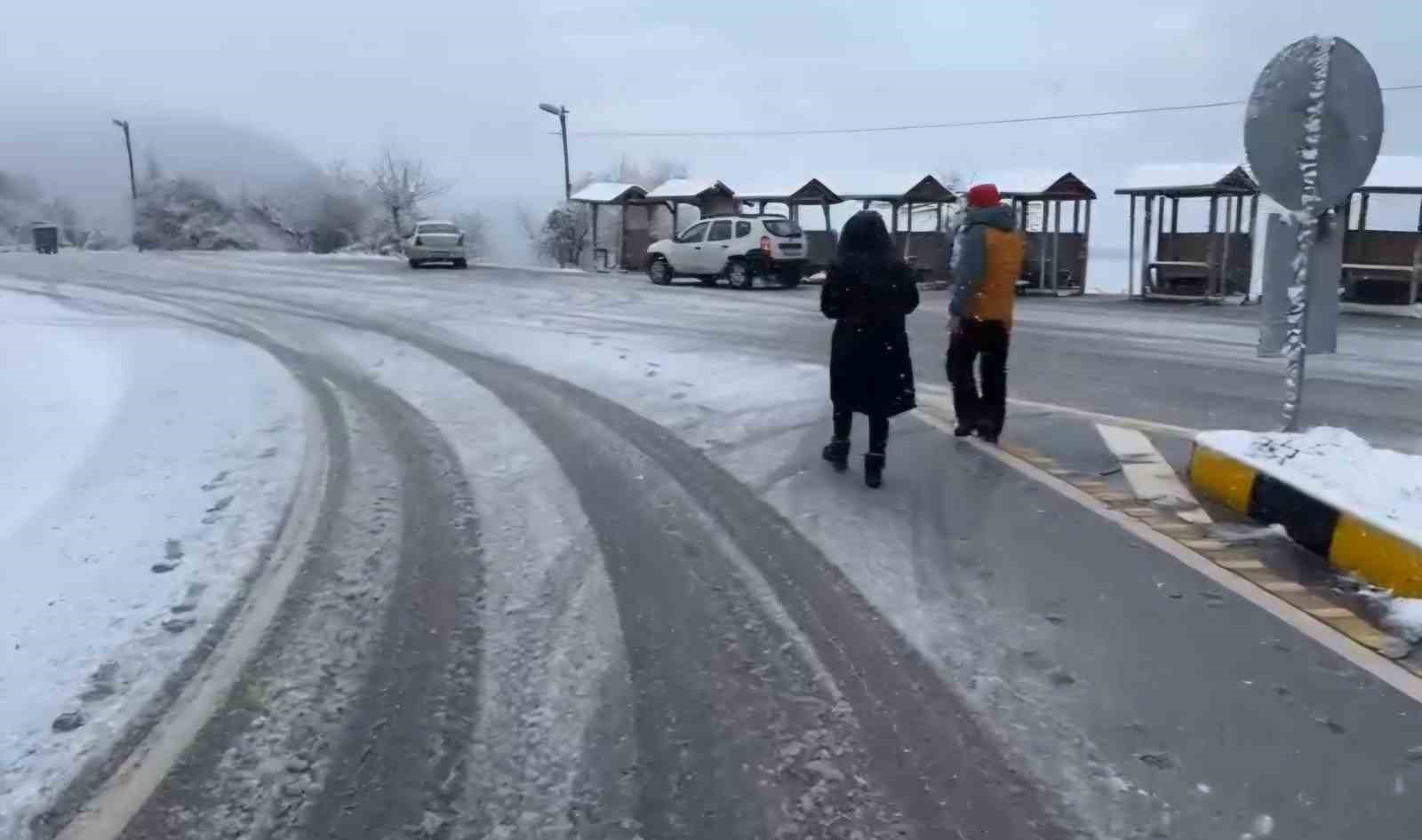 Bartın&rsquo;da kar yağışı s&uuml;r&uuml;yor
