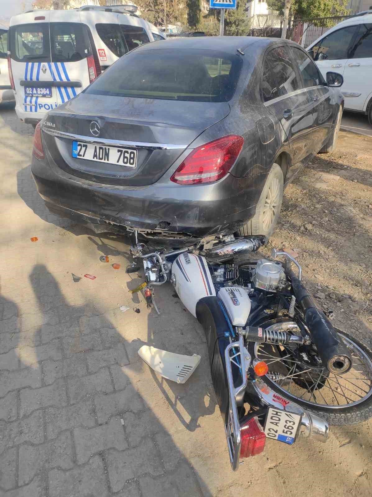 Motosiklet park halindeki otomobile çarptı: 2 yaralı