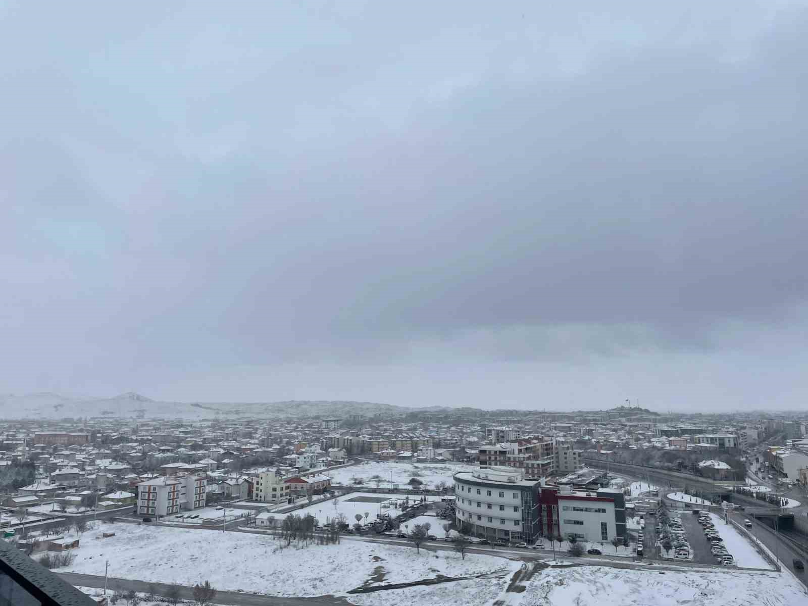 Karapınar’da yağan kar çiftçilerin yüzünü güldürdü
