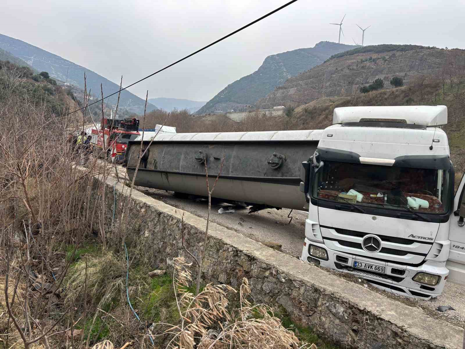 Osmaniye’de kontrolden çıkan tanker devrildi
