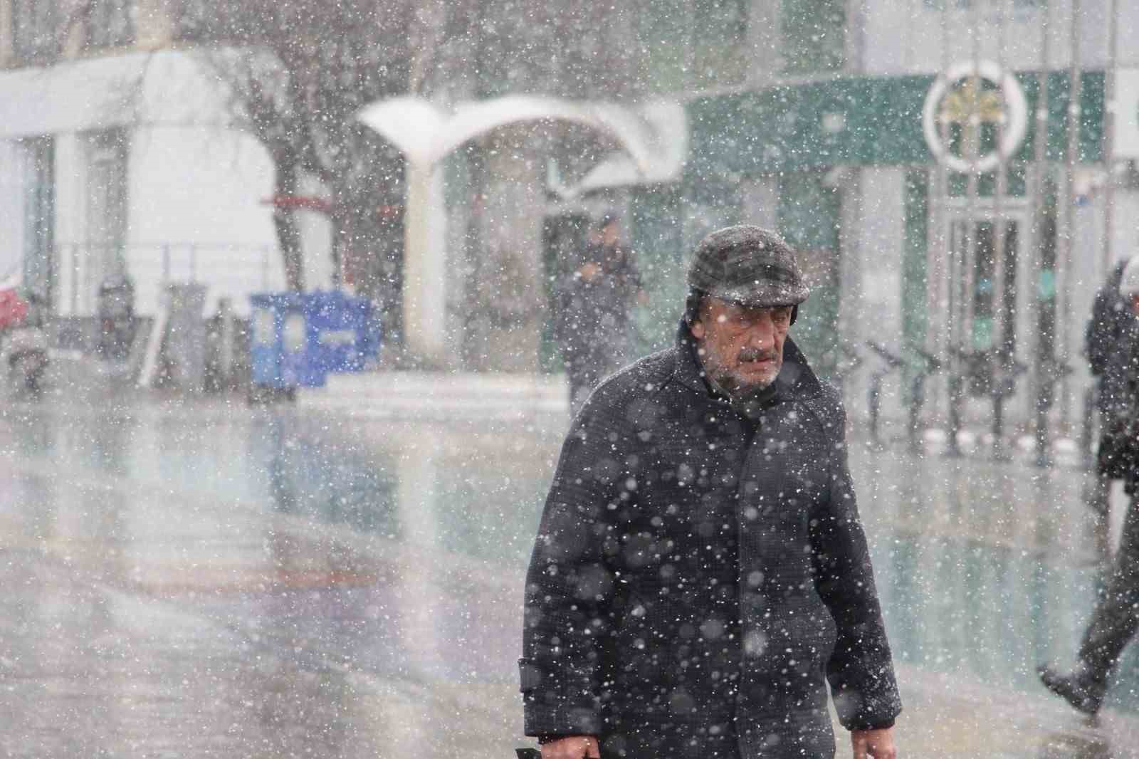 Bolu’da kar yağışı aralıklarla etkili oluyor