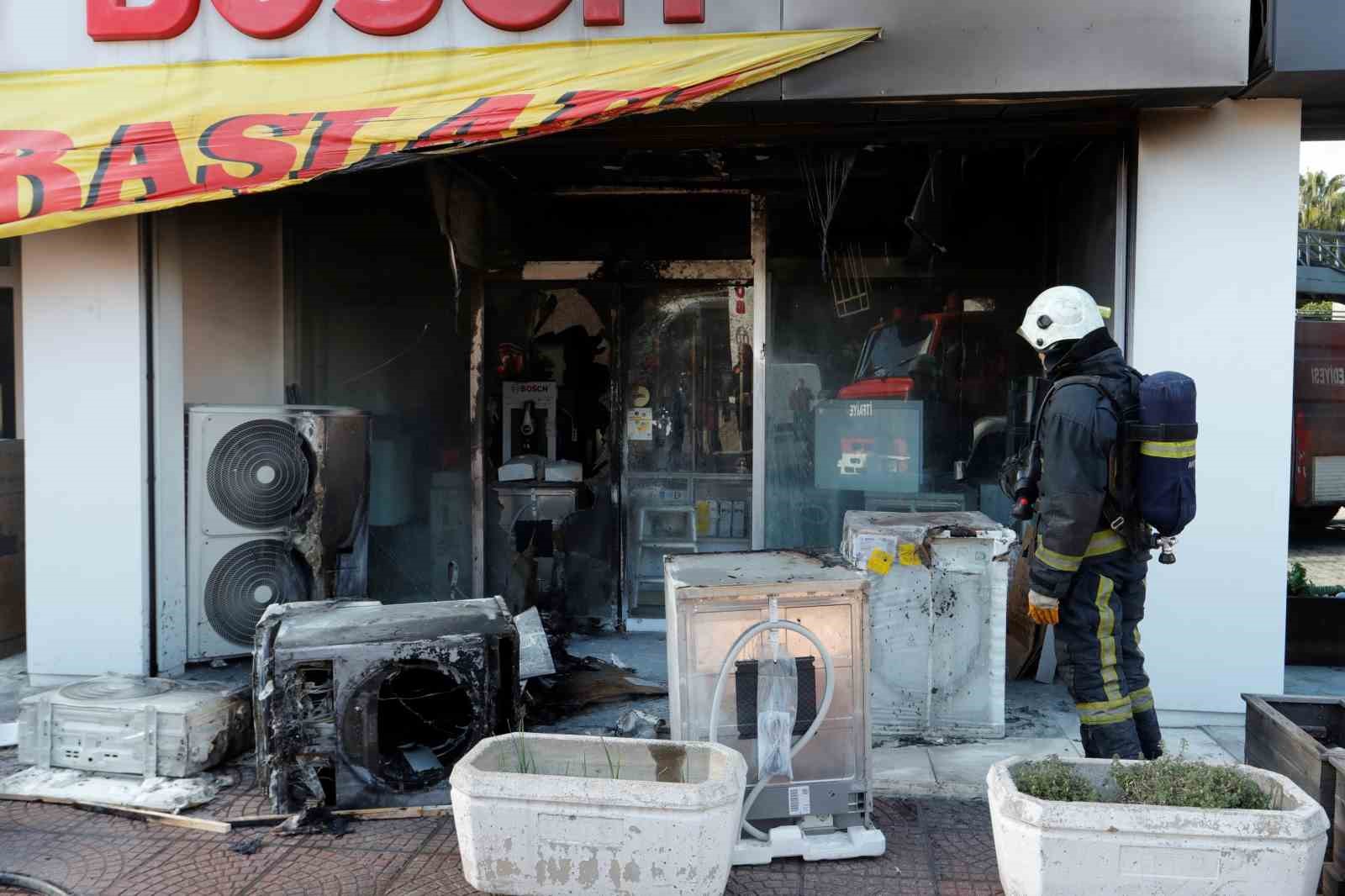 Beyaz eşya mağazasında çıkan yangında ürünler zarar gördü