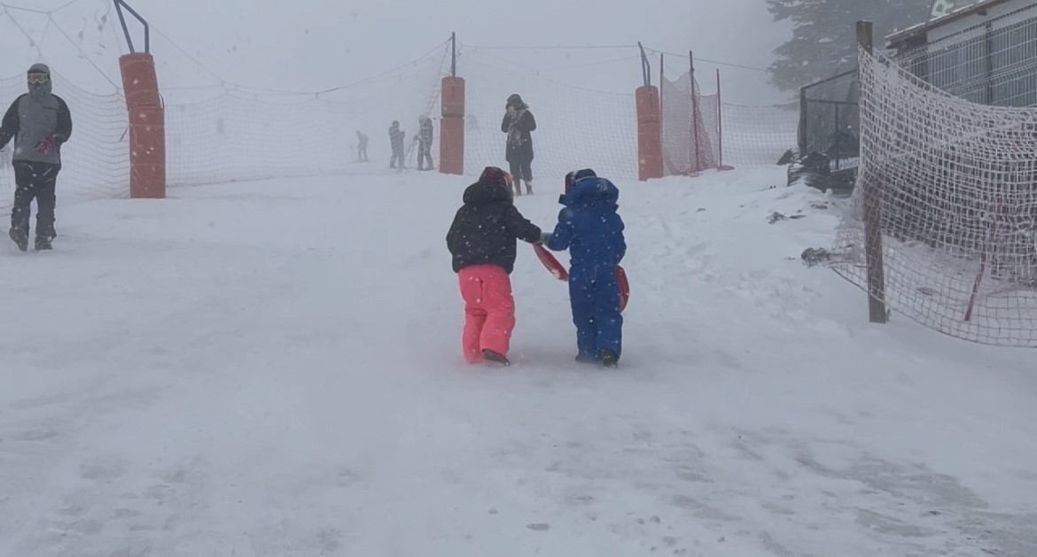 Yoğun kar alan Uludağ’da kayak pistleri doldu taştı