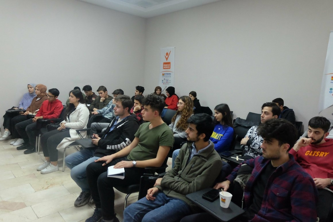Zeytinburnu’nda gençlere artı 1 yazan seminer: ‘İletişim Çağında Hayat Dersleri’