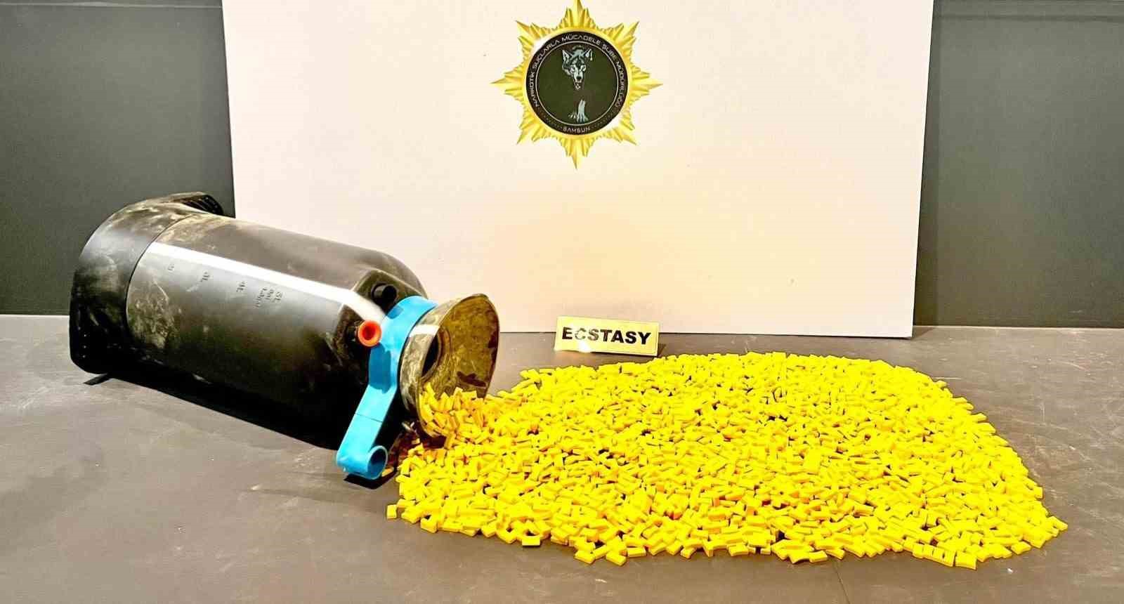 Kargo ile 2 bin 600 adet extacy uyuşturucu hap sevkiyatına polis darbesi