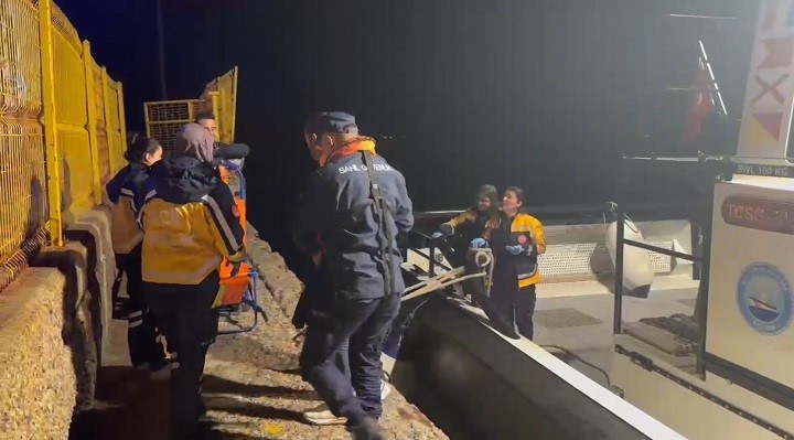Bozcaada’da rahatsızlanan vatandaşlar Sahil Güvenlik ekiplerince tahliye edildi