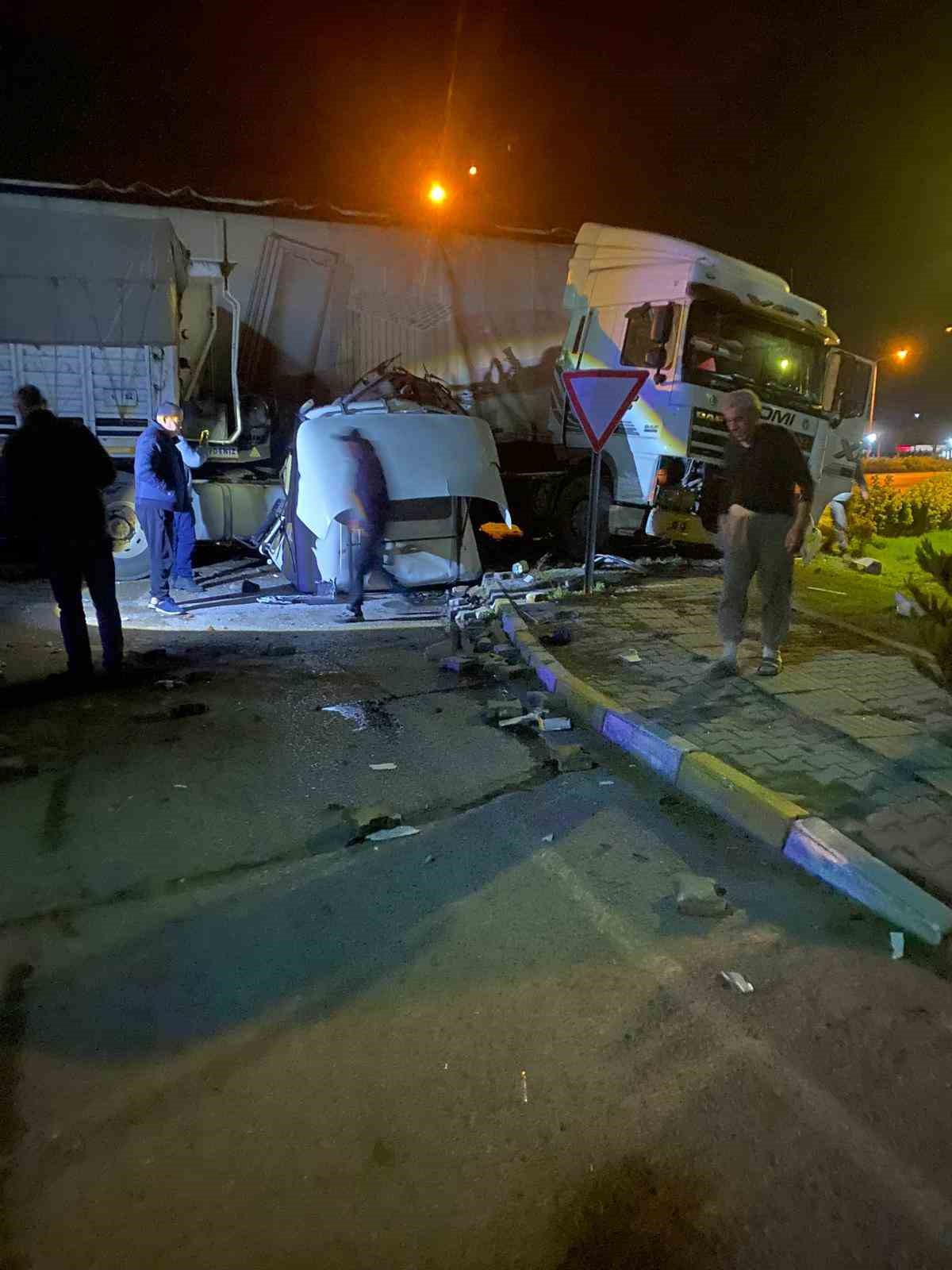 Kavşakta çarpışan tırların sürücüleri yaralandı