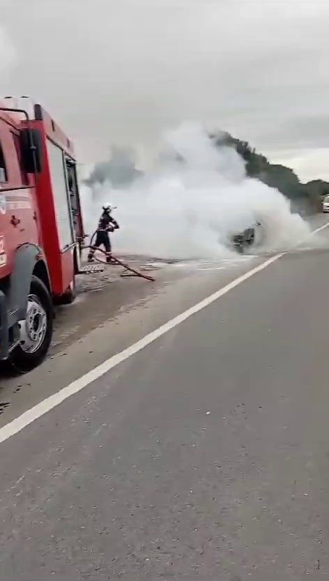 Seyir halindeki otomobil alev alev yandı
