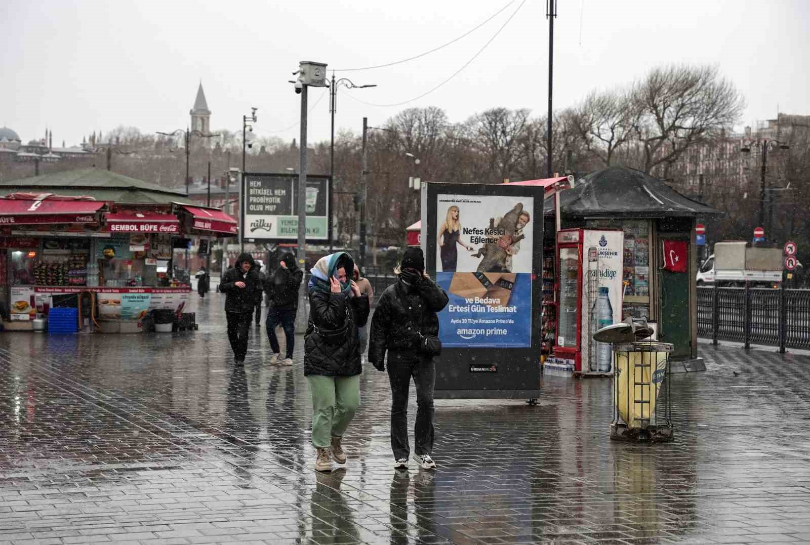 İstanbul’da kar yağışı etkisini yer yer arttırdı
