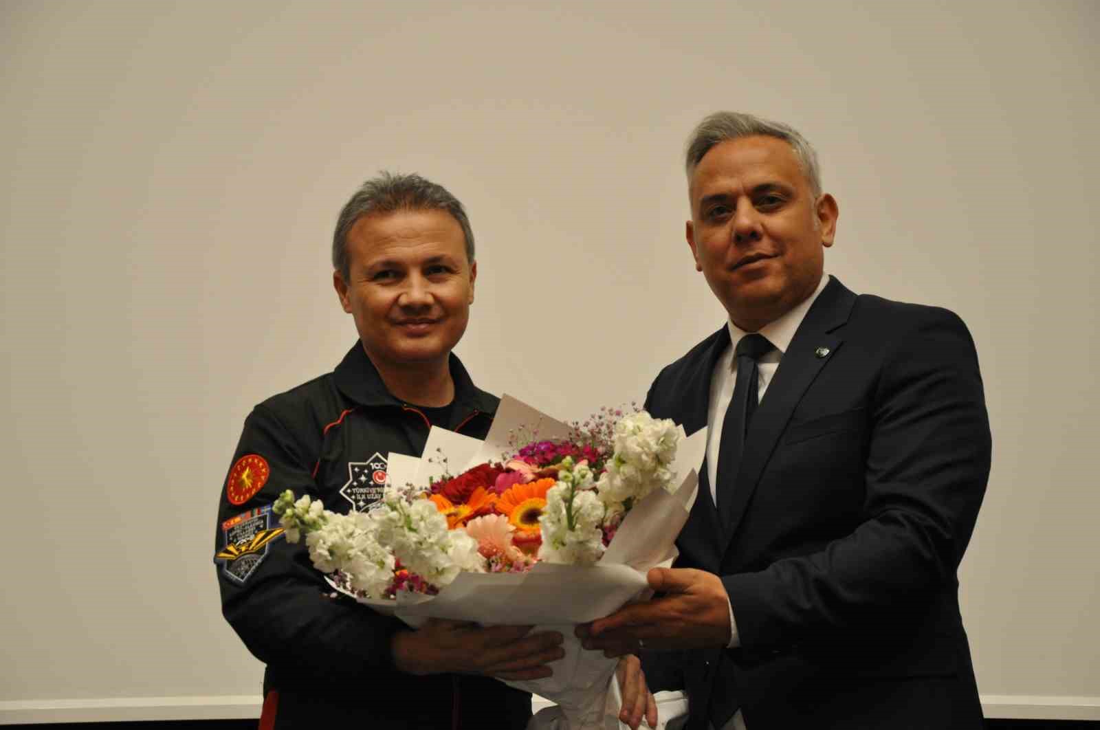Türkiye’nin ilk astronotu Alper Gezeravcı memleketi Silifke’de öğrencilerle buluştu