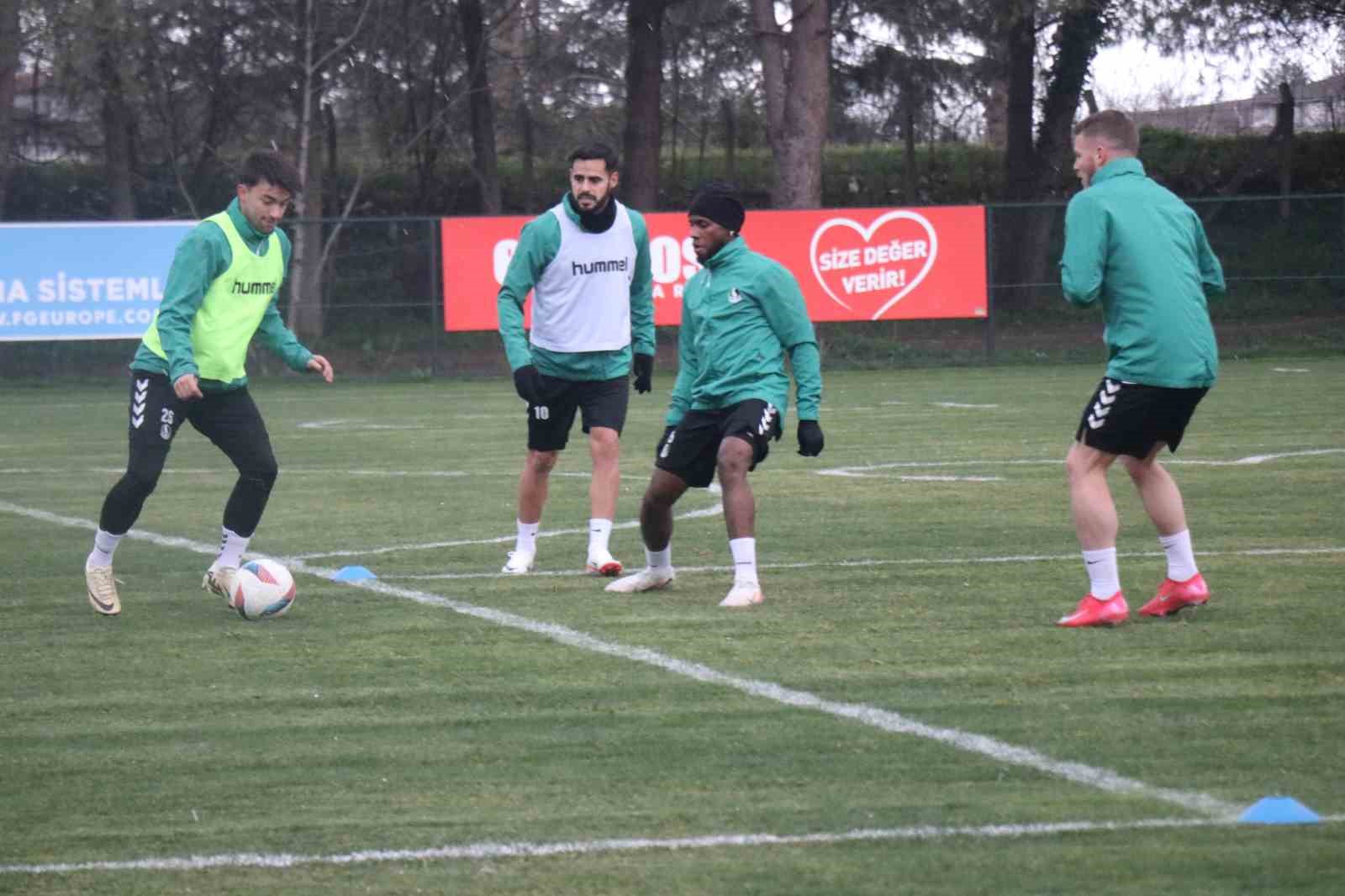 Sakaryaspor, Çorum FK mesaisini kar altında sürdürdü